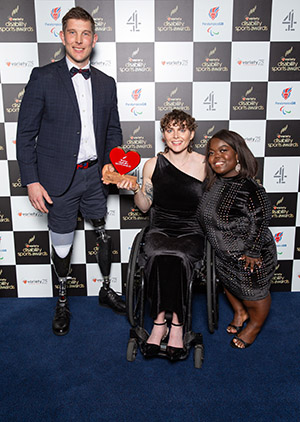 2 rowers with presenter at awards ceremony